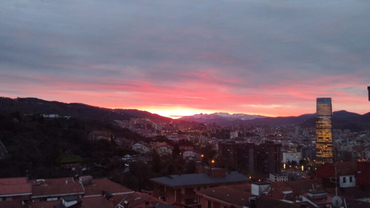 Bilbao se enciende bajo un cielo de fuego