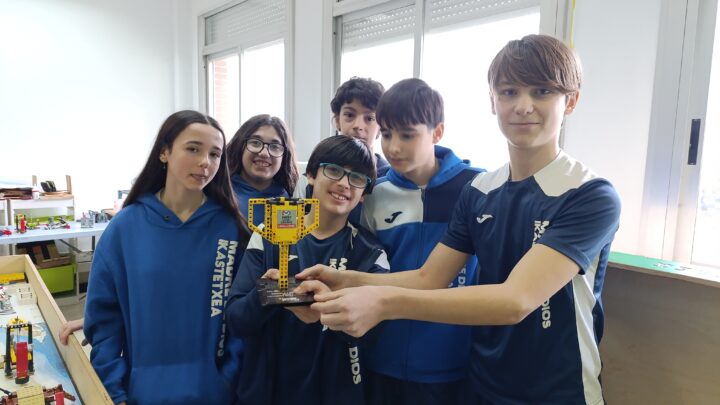 Robótica, arqueología y trabajo en equipo: así se vive el Día Internacional de LEGO en Madre de Dios Ikastetxea