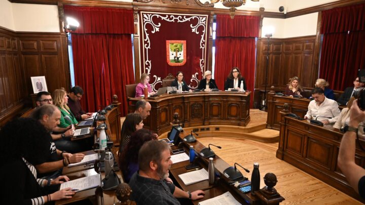 La alcaldesa de Getxo asegura que no va dimitir «porque lo pida la oposición»