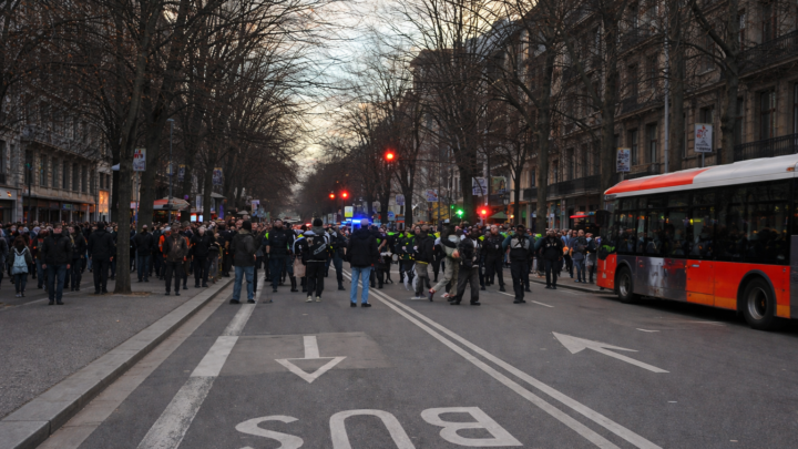 Plataformas sociales denuncian la actuación de la Policía Municipal de Bilbao contra manteros