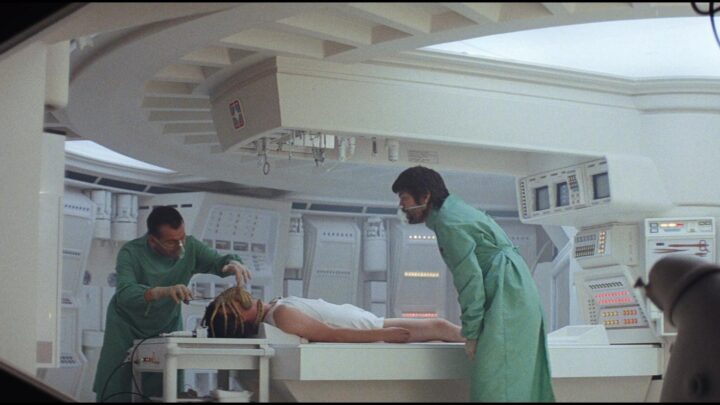 Alien, un aficionado al lado de algunos percebes: los organismos vivos y el control mental