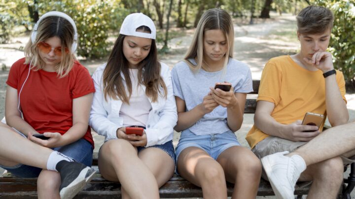Prohibir las redes sociales a menores de 16 años: ¿Solución real o «burbuja de cristal»?