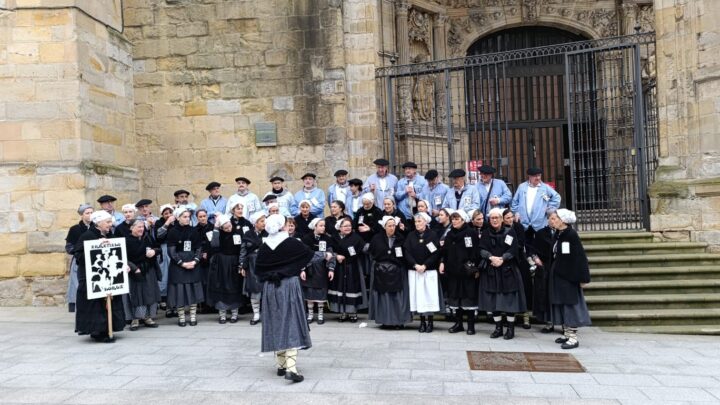 Cánticos, txistus y emoción: 75 años de la Coral de Arratia recorriendo Bilbao