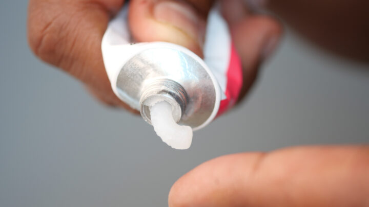 Cuidado con los medicamentos tópicos: lo que te aplicas puede afectar a los demás