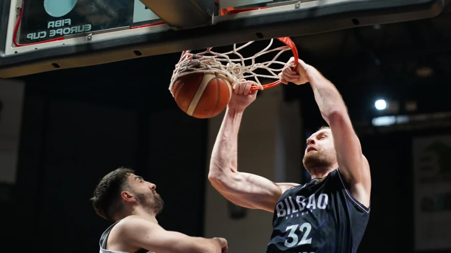 Surne Bilbao remonta 14 puntos en Salónica y firma 10 triunfos seguidos