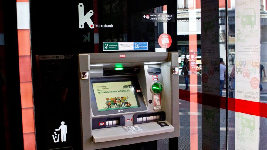 ¿Cómo sacar dinero y pagar con tarjeta durante el apagón de Kutxabank?