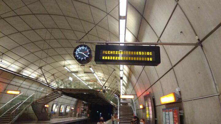 Evacuados los pasajeros del metro en Leioa por la explosión de la batería de un móvil