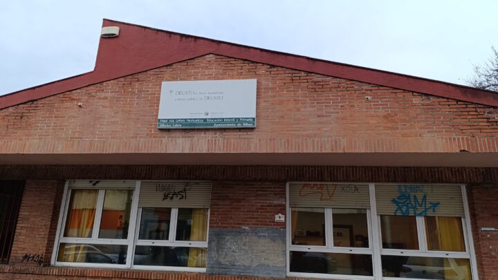 Deusto defiende su escuela pública frente a la fusión con la Ikastola