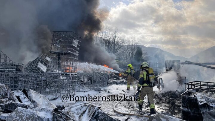 Un incendio en una empresa de Sopuerta obliga a desalojar la planta y una vivienda cercana