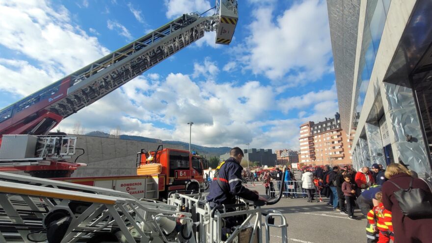 Los bomberos de Bilbao abren las puertas del parque de Miribilla