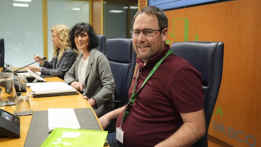 Colectivos animalistas exponen en el Parlamento Vasco su rechazo a la ley de festejos taurinos