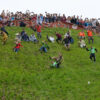 Queso rodante, carrera de esposas o festival del falo: las tradiciones más chocantes del mundo