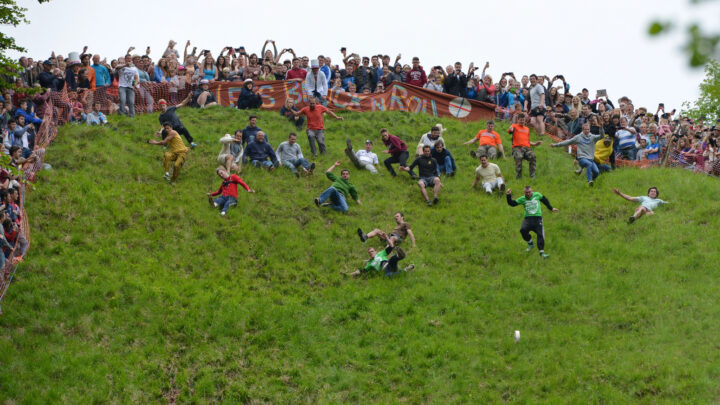 Queso rodante, carrera de esposas o festival del falo: las tradiciones más chocantes del mundo