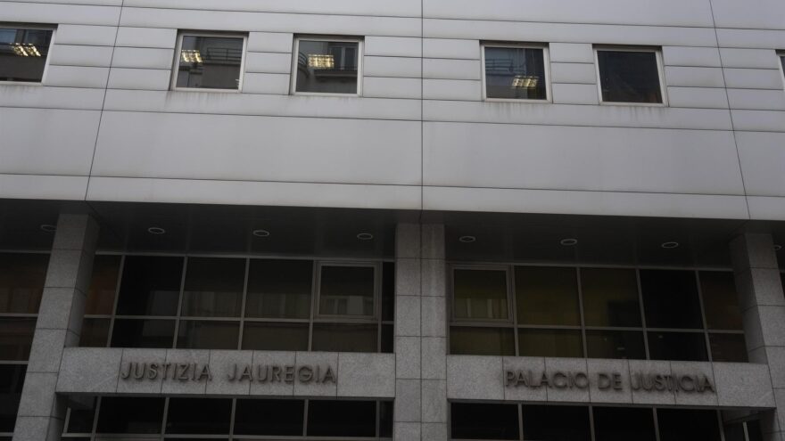 Condenan a 14 años a los dos jóvenes que violaron simultáneamente a una chica en Bilbao