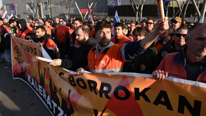 Manuel España, cantante de La Guardia: «Es un orgullo ver que nuestras canciones envejecen bien»