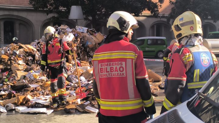Un camión de recogida de papel y cartón sufre un incendio en el centro de Bilbao