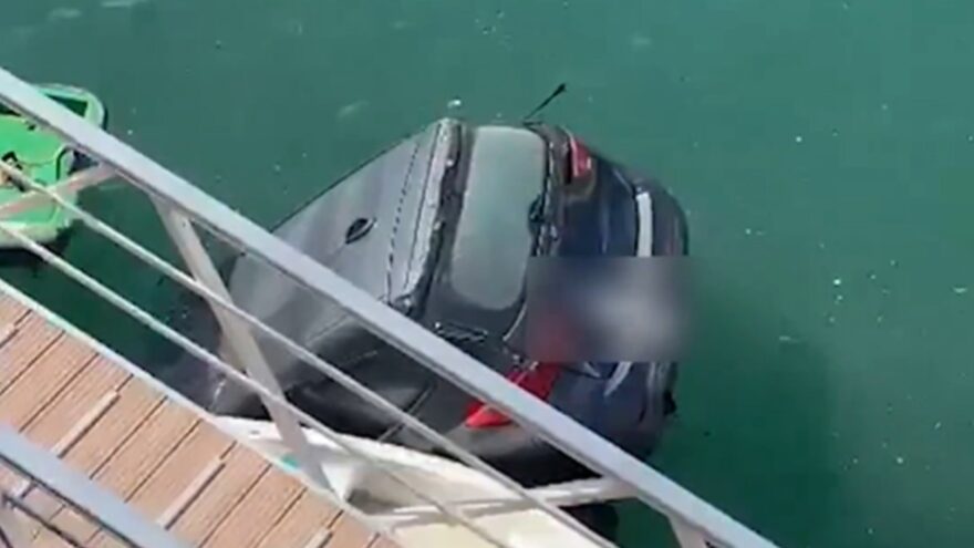 Un coche se cae al agua en el puerto de Lekeitio