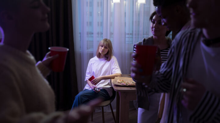 ¿Por qué ya no disfruto con mis amigos? Claves para entender la anhedonia social