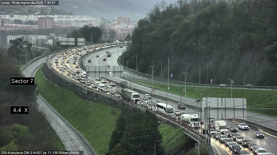 Un accidente entre nueve vehículos en el corredor del Txorierri causa importantes retenciones