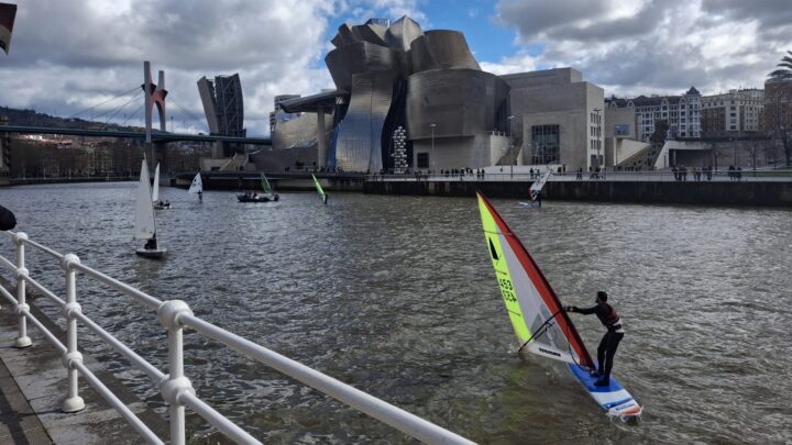 Windsurf en la ría de Bilbao
