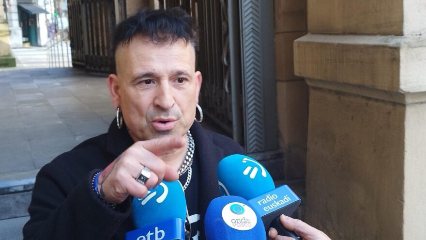 El profesor acusado de acoso sexual lo niega: «Parezco una estrella de rock, estoy rodeado de chicas y no sé por qué»
