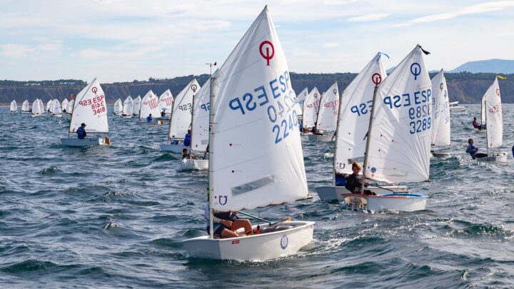 El Campeonato de España Optimist reúne a 155 regatistas en el Abra