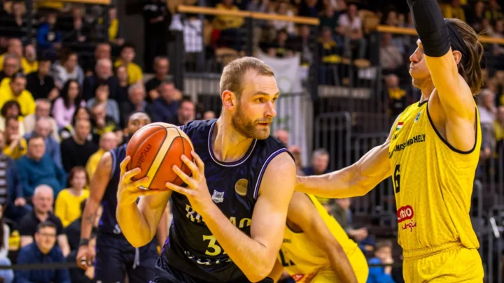 Surne Bilbao se trae 17 puntos de Hungría y pone pie y medio en la final