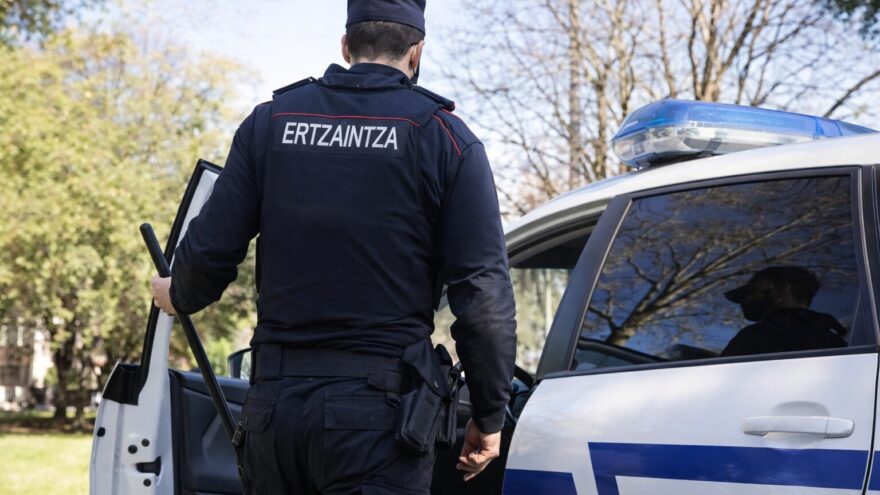 Detenido un hombre por la presunta implicación en la muerte violenta de su pareja ocurrida el miércoles en Basauri