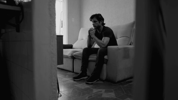 La soledad en vacaciones: por qué se intensifica y cómo gestionarla sin venirse abajo