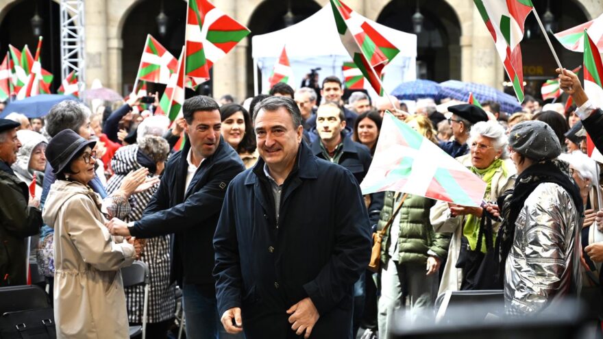 El Aberri Eguna enfrenta el «más nación» del PNV con la república vasca de EH Bildu