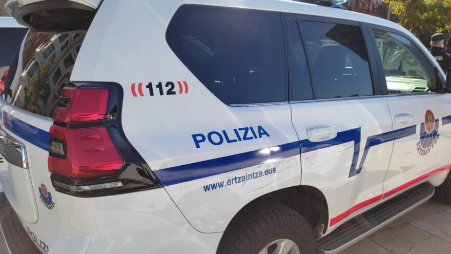 El detenido en Berriz por apuñalar a su pareja sigue en dependencias policiales