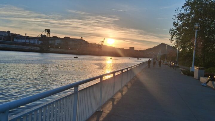El sol cae sobre la ría de Bilbao