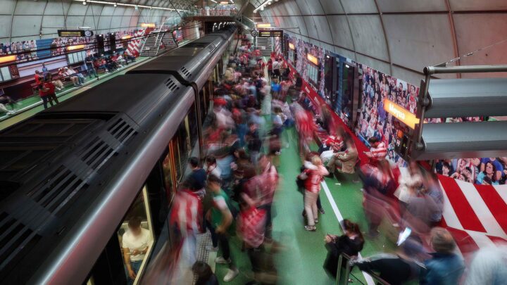¿Perros grandes en el Metro? El debate que llega al Parlamento Vasco