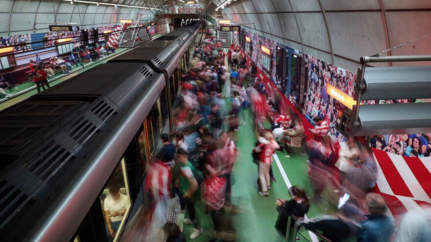 ¿Perros grandes en el Metro? El debate que llega al Parlamento Vasco