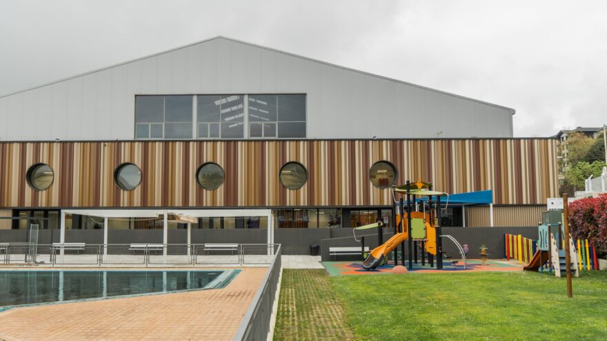 Santurtzi abre la zona de juegos exterior del polideportivo Mikel Trueba