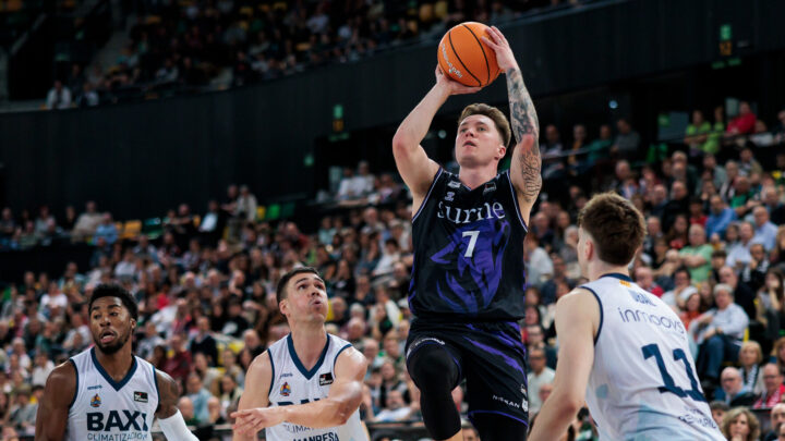 Errores propios y un desquiciante arbitraje lastran al Bilbao Basket ante Manresa