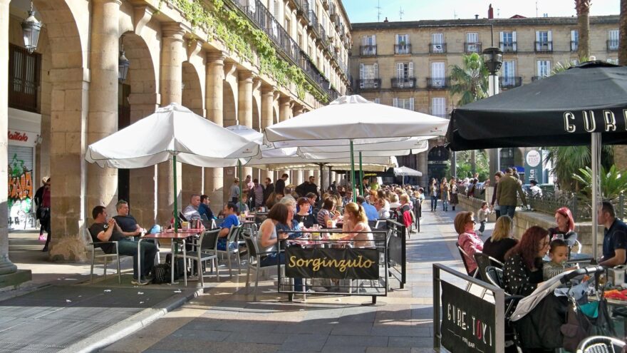 Artistas callejeros convocan movilizaciones contra la nueva ordenanza de terrazas de Bilbao