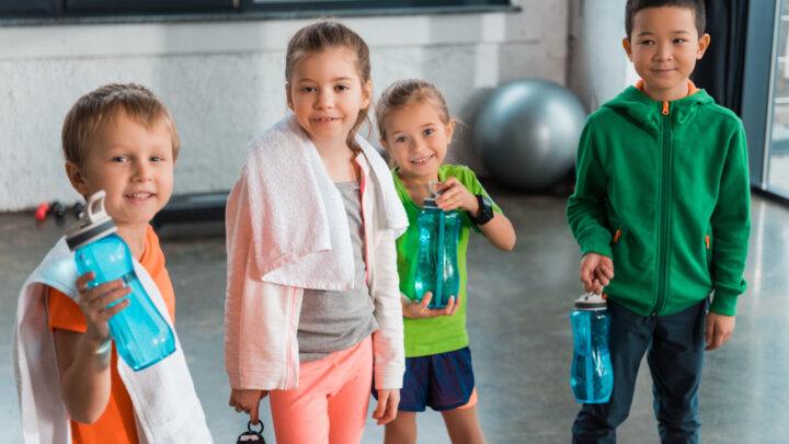 Botellas reutilizables sí, pero limpias: el riesgo oculto tras boquillas, pajitas y botellas olvidadas en el coche