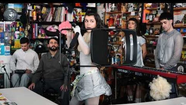 Amaia sorprende con un Tiny Desk usando una silla como flauta