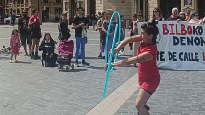 Artistas callejeros de Bilbao alertan contra la nueva ordenanza: “La ciudad también pierde con esto”