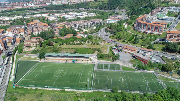 Etxebarri renueva el sistema de agua caliente del campo de fútbol
