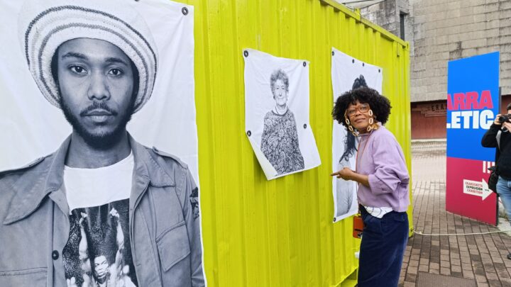 Un contenedor de memorias en Bilbao: el Museo Migrante Migrante recoge relatos, retratos y objetos