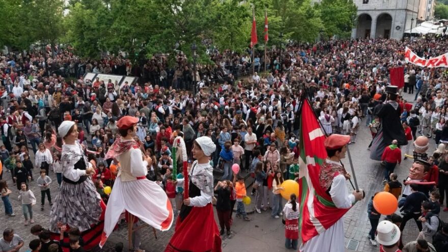 Orduña disfruta de sus Otxomaios combinando tradición, música y deporte