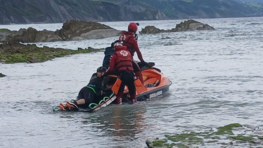 Rescatadas 24 personas atrapadas en el Flysch de Zumaia tras una fuerte tormenta