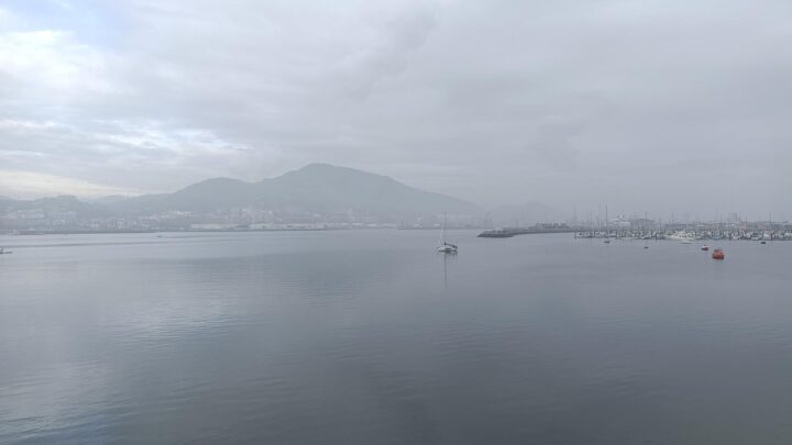 Jornada otoñal en Bizkaia con cielos nublados