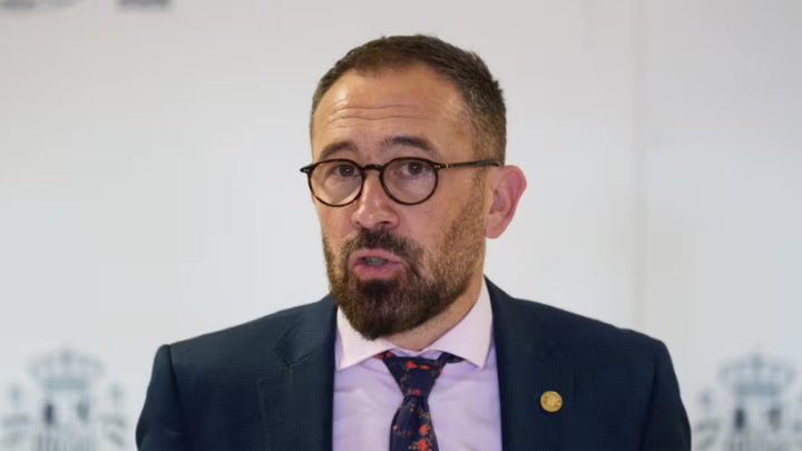 Denis Itxaso: «Euskadi tiene herramientas suficientes para afrontar el problema de la vivienda sin echar balones fuera»