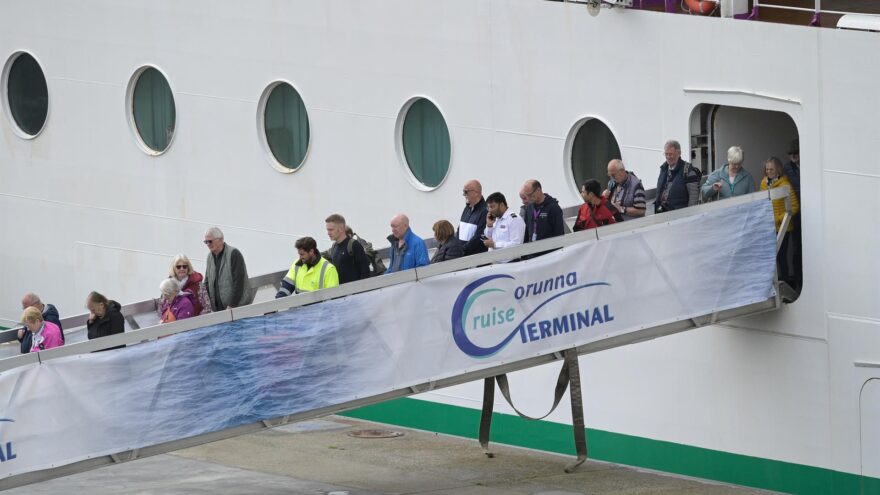 El crucero ‘Ambition’, afectado por un brote de gastroenteritis, atraca este lunes en Getxo