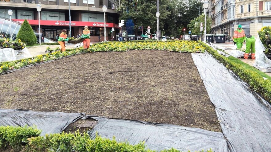 Bilbao llena de color la Plaza Elíptica con 22.000 nuevas flores