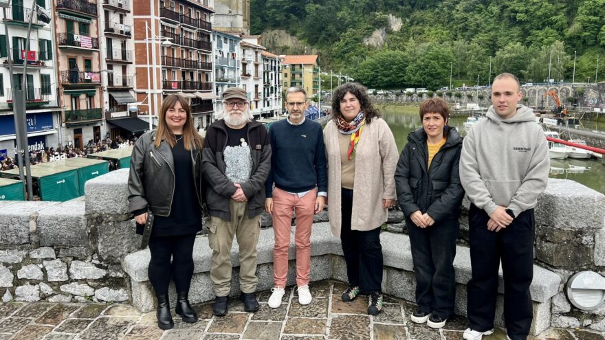 Ondarroa reconoce la labor del investigador Iker Badiola con la ‘Zilarrezko Antxoa’