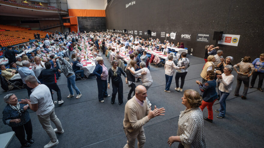 Gernika-Lumo reúne a 800 personas jubiladas en su tradicional comida anual